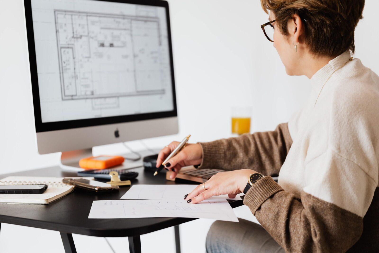 Women doing technical drawing in front of a computer